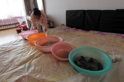 香河楼上漏水，住户失联，小区没物管，业主维权难！律师来支招……